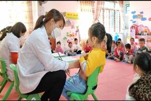 Trường MN xã Tân Thanh tổ chức phối hợp với Trạm y tế xã khám sức khỏe cho trẻ đầu năm học 2022 - 2023