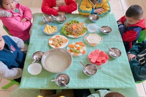BỮA ĂN THÂN THIỆN CỦA CÁC BẠN NHỎ TRƯỜNG MẦM NON XÃ TÂN THANH